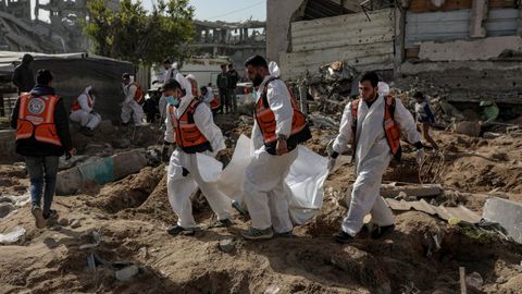 Civiles palestinos retiran cuerpos de asesinados en Salah Al Din, zona donde perdi� la vida el ni�o, en una imagen captada el pasado mes de enero