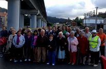 Vecinos de Boedo posan bajo el viaducto que oblig� a derribar el antiguo centro social. 
