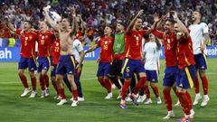 Los futbolistas espaoles festejan el pase a la final tras ganar a Francia.