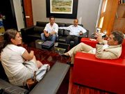 Lores (derecha) conversando con T�mara Echegoyen.