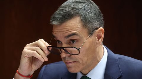 Pedro Sánchez ha utilizado las gafas para leer documentos en varios momentos de la sesión