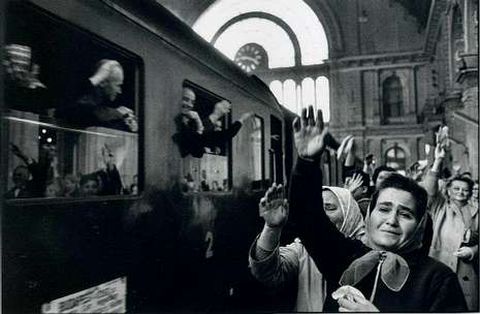 El tren de lo oscuro se detiene todos los d�as en la estaci�n.