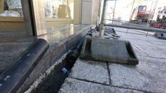 Una tuber�a de las obras de peatonalizaci�n en Bola�o Rivadeneira se suelta, inunda un comercio, se filtra a un garaje y deja sin agua a medio centenar de vecinos