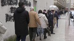Largas colas para hacer PCR en el punto habilitado en el Hospital Provincial, donde ahora a no se hacen estas pruebas, sino test de ant�genos con autocita previa. 