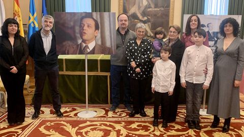 Familiares de Francisco Prendes Quir�s junto con la alcaldesa de Gij�n, Ana Gonz�lez, en febrero de 2020