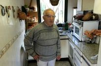Domingo Alonso en la cocina que el Concello le quiere derribar previo pago de 7.379 euros. 