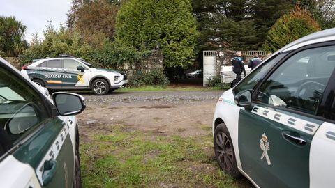 Patrullas de la Guardia Civil y de la Polic�a Local de Teo, desalojando al okupa que viv�a en el chal� de Montouto en el que sus padres asesinaron a Asunta