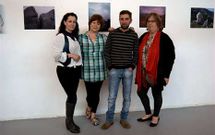 Cuatro de los autores en la exposici�n del local social de Santa Comba, en Covas.