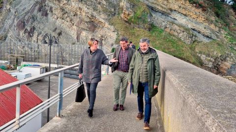 La alcaldesa de Colunga, Sandra Cuesta; el director general de Pesca Mar�tima, Francisco Gonz�lez y el consejero de Medio Rural y Cohesi�n Territorial, Alejandro Calvo