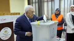 El presidente palestino, Mahmud Ab�s, votando este s�bado.