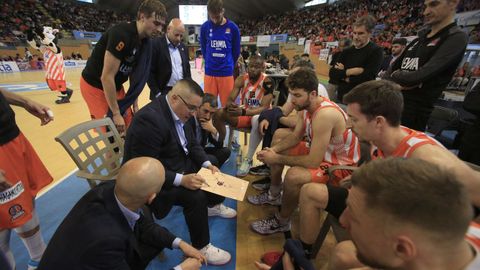 Diego Epifanio, pizarra en mano, da instrucciones a los jugadores del Leyma en el partido ante el Castelló
