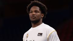 Andr�s Feliz, calentando antes del encuentro contra el Baskonia en el Buesa Arena de Vitoria