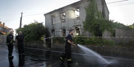 Los bomberos de Arteixo y el SEM sofocaron las llamas. 