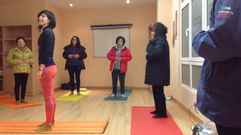 Alumnas de pilates, con los abrigos puestos, en la sede vecinal de la Zona Centro