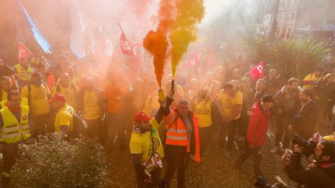 Trabajadores de Alcoa, durante la marcha que ha partido de Ribadeo (Lugo) y discurre por la carretera LU-642 para confluir en Vegadeo con los trabajadores que salen de Castropol (Asturias) en una nueva acci�n com�n como medida de protesta tras los anunciados cierres de las plantas de la multinacional del aluminio situadas en Avil�s y en A Coru�a.
