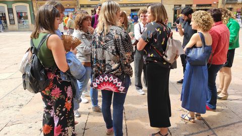 Educadoras infantiles a la salida del Ayuntamiento de Oviedo junto a miembros de Somos