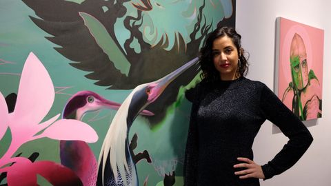 Luc�a Due�as, junto a una obra de Manu Mu�oz, en su galer�a