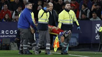 El delantero del Atl�tico de Madrid Alexander S�rloth se retira lesionado durante el encuentro correspondiente a la jornada 22 de LaLiga EA Sports entre Levante UD y Atl�tico de Madrid celebrado este s�bado en el Estadio Ciutat de Val�ncia.