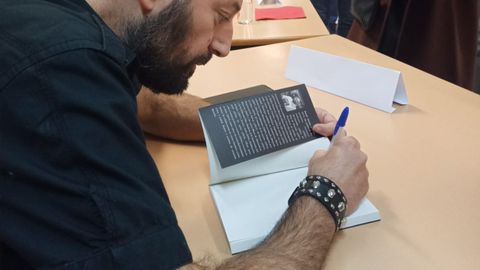 El escritor David Suar�n firmando un ejemplar