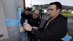 El comit� de Alcoa en San Cibrao coloc� lazos azules en Xove para reclamar apoyos al sector