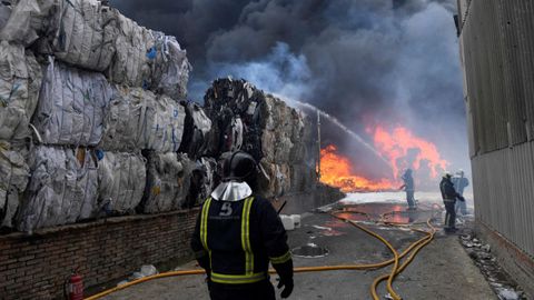 Los Bomberos de Asturias intentan sofocar un incendio que se ha declarado este lunes en una planta reciclaje en Fonciello, en el concejo de Llanera