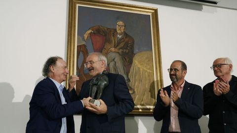 O presidente da fundaci&oacute;n, Eduardo L&oacute;pez Pereira, entregou o galard&oacute;n a Villares