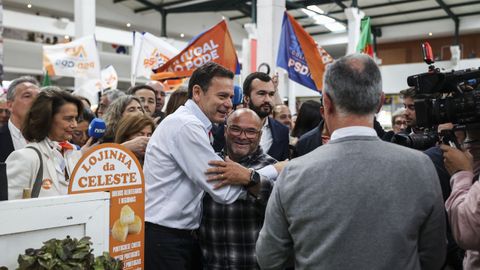 El candidato conservador Luís Montenegro, durante una visita a un mercado de Setúbal