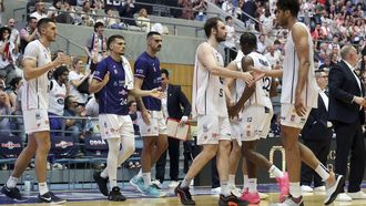 Etxeguren, en el centro, en el partido ante el Estudiantes