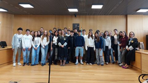 Los estudiantes se hicieron una foto al finalizar la maana con la jueza y la fiscala con la que compartieron parate de la maana