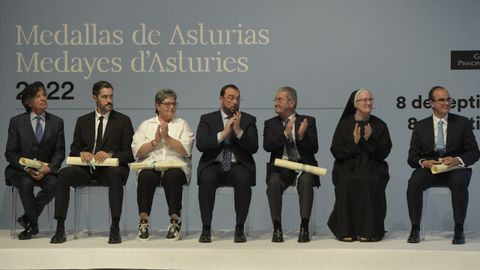 El presidente del Principado de Asturias, Adrin Barbn, posa con los premiados con las Medallas de Asturias