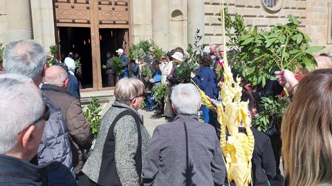 Los fieles aguardaron ante la iglesia del Colegio de la Compa��a el momento de la bendici�n de los ramos