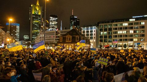 Personas protestan contra la operacin militar de Rusia en Ucrania en la plaza Hauptwache de Frankfurt am Main, Alemania.