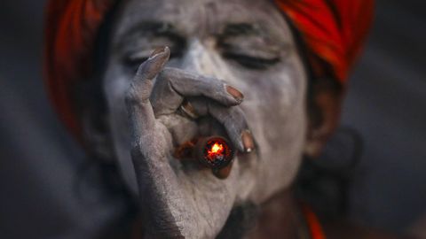 Un sadhu o asceta hind fuma marihuana en una pipa de arcilla en el templo Pashupati en Katmand (Nepal) durante las celebraciones del Festival Maha Shivaratri. Ms de 100.000 devotos hindes y sadhus acuden al templo Pashupati para conmemorar el nacimiento del Lord Shiva, el dios de la creacin y la destruccin