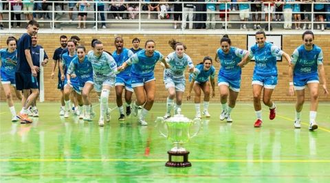 El plantel del Estrela celebra con el trofeo de campen de liga su ascenso a Segunda