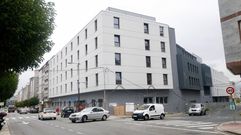 Exterior ya finalizado de la nueva residencia, ubicada en la esquina de la carretera de Castilla con la de A Gndara.