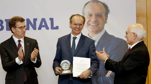 Xos� Lu�s Vilela, junto a Feijoo y Arturo Maneiro, presidente de la asociaci�n de periodistas