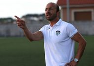�ngel Cu�llar, dirigiendo a sus jugadores. 