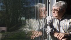 Loureiro, en la imagen, retratado en su casa, presenta el 15 de febrero en Ferrol su nuevo libro, �La bendici�n de las estrellas�.