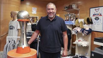 H�ctor Gal�n, en la tienda oficial del club