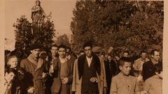 Mineros de A Silvarosa sacando en procesi�n la primitiva imagen de Santa B�rbara