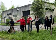 Varios vecinos de Fiobre posan ante la depuradora, a la que culpan de los vertidos.