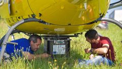 T�cnicos inspeccionando el helic�ptero contratado por Ribadeo para fiscalizar la limpieza de las fincas