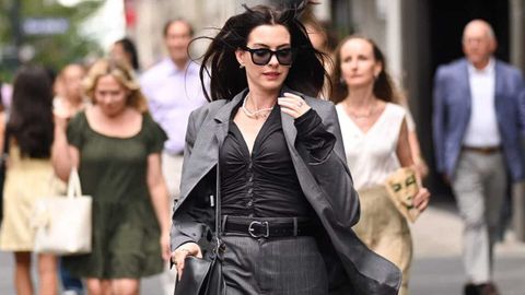 Anne Hathaway tambin repite en la secuela de El diablo vista de Prada, como Andy  Sachs, pero reconvertida en una exitosa editora. 