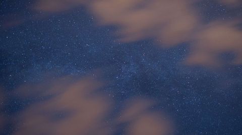 La lluvia de estrellas entre nubes