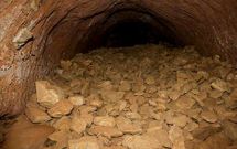 Las piedras cubren por completo el suelo de unas de las viejas galer�as de la explotaci�n aur�fera
