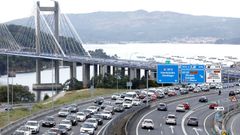 A nota.�Hai quen pensa que Galicia s� � o eixo de Coru�a, Santiago e Vigo (na imaxe, a ponte de Rande). En realidade � todo o demais.
