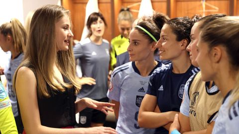 Leonor, con algunas de las integrantes de la seleccin femenina de ftbol durante partido de la UEFA Women's Euro England 2022