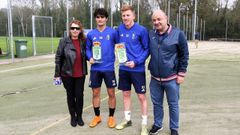 Javi Mier y Mossa con dos miembros de la pe�a