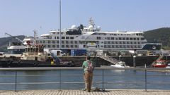 En foto del pasado mes de agosto, la llegada de un crucero a las radas locales de Curuxeiras. 