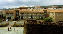 Odontolox�a<span lang= es-es > est� cerca de Raxoi y a unos metros de la Facultade de Medicina. </span>